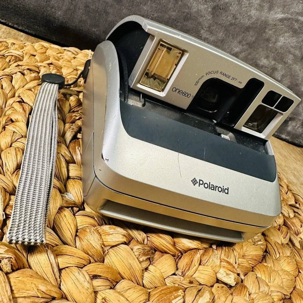 Vintage‎ Polaroid One 600 Instant Film Camera Silver 100mm Focus Range 2 FT